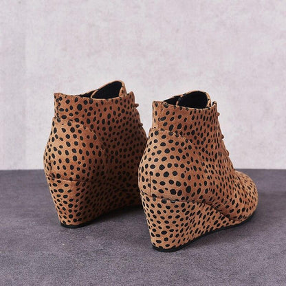 Zapatos con plataforma y tacones altos; botas