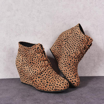 Zapatos con plataforma y tacones altos; botas