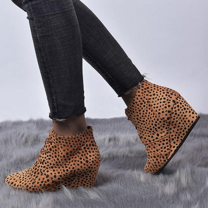 Zapatos con plataforma y tacones altos; botas