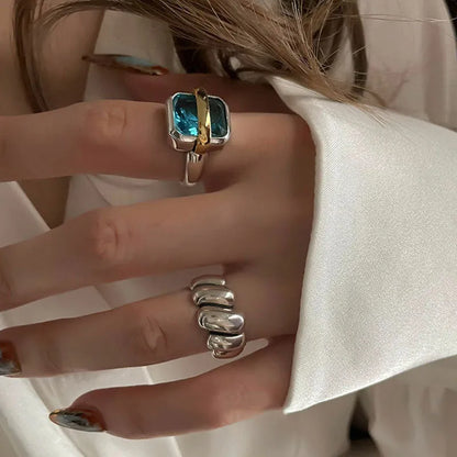 Anillo de plata con zircón azul