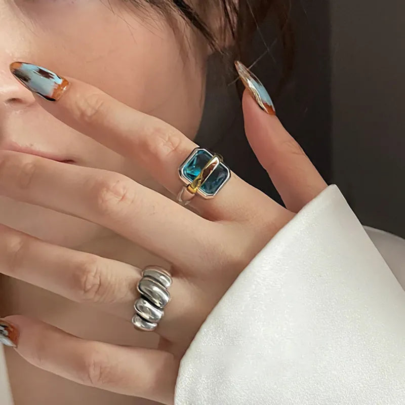 Anillo de plata con zircón azul