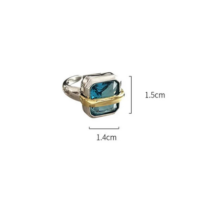 Anillo de plata con zircón azul