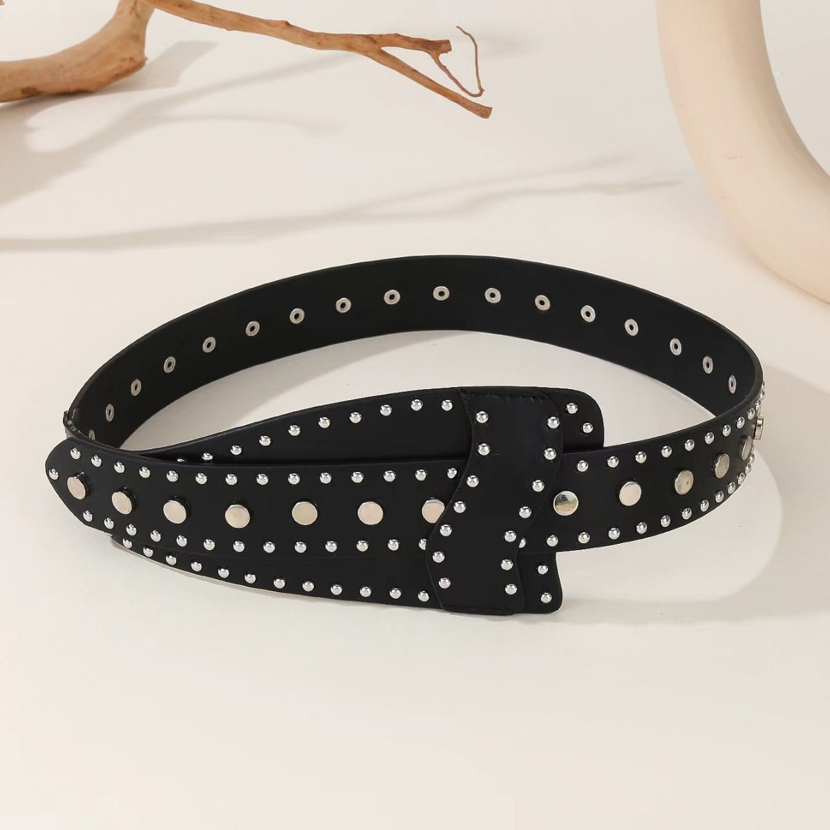Cinturón punk de tachuelas metálicas