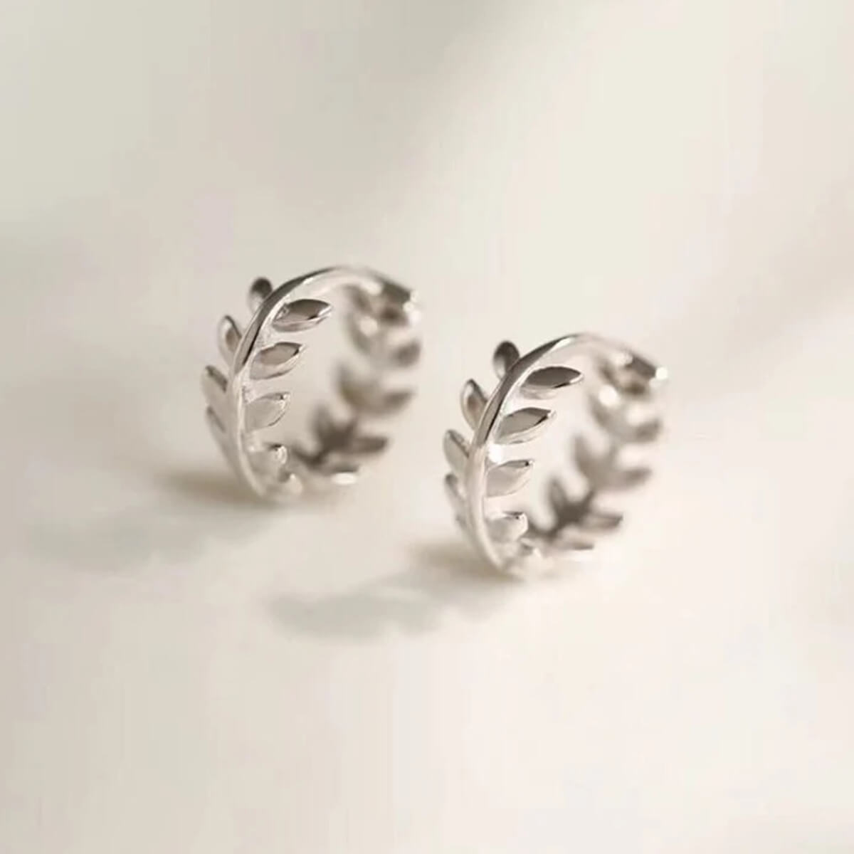 Aretes de aro con diminutas hojas de olivo