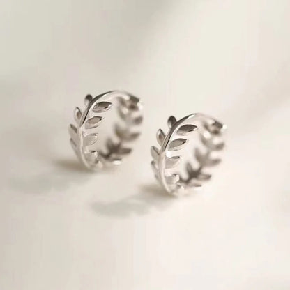 Aretes de aro con diminutas hojas de olivo