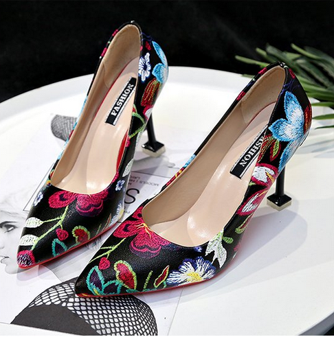 Zapatos de tacón alto de aguja con flores y bordado retro