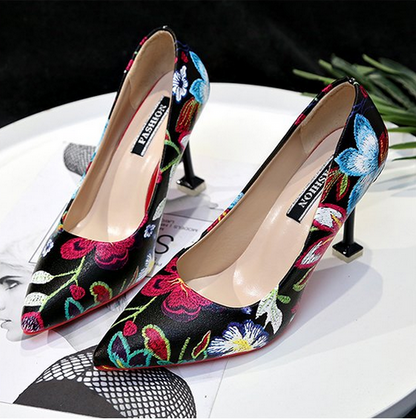 Zapatos de tacón alto de aguja con flores y bordado retro