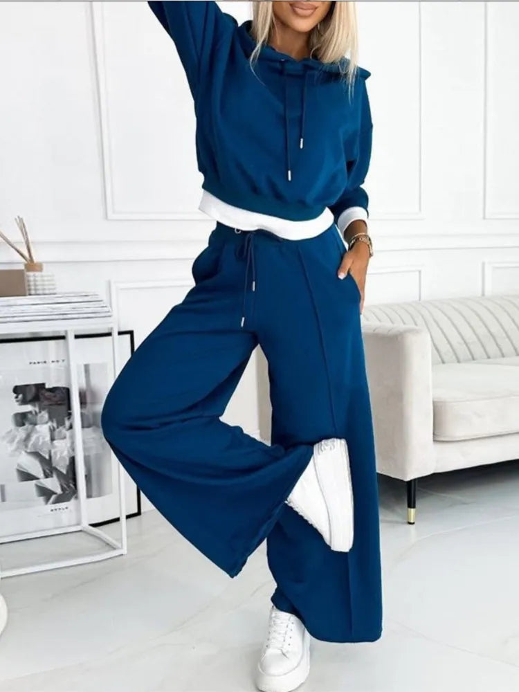 Conjunto cómodo con sudadera con capucha y pantalones holgados para damas