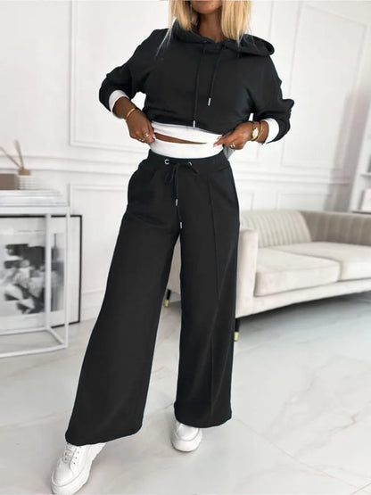 Conjunto cómodo con sudadera con capucha y pantalones holgados para damas