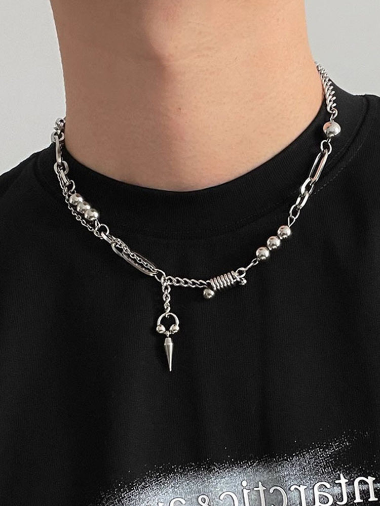Collar con colgante de tachuelas