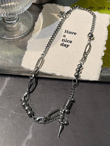 Collar con colgante de tachuelas