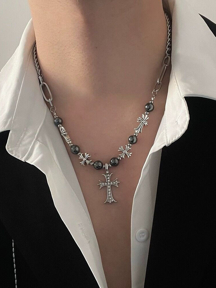 Collar con cruz gótica