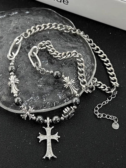 Collar con cruz gótica