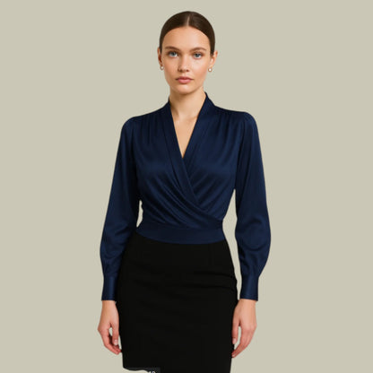 Elegante blusa de satén cruzada