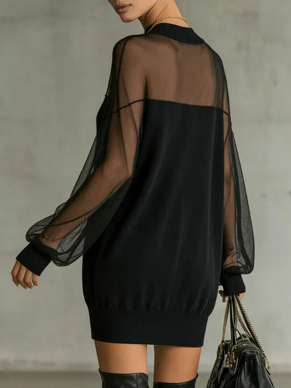 Minivestido negro con cuello alto y malla