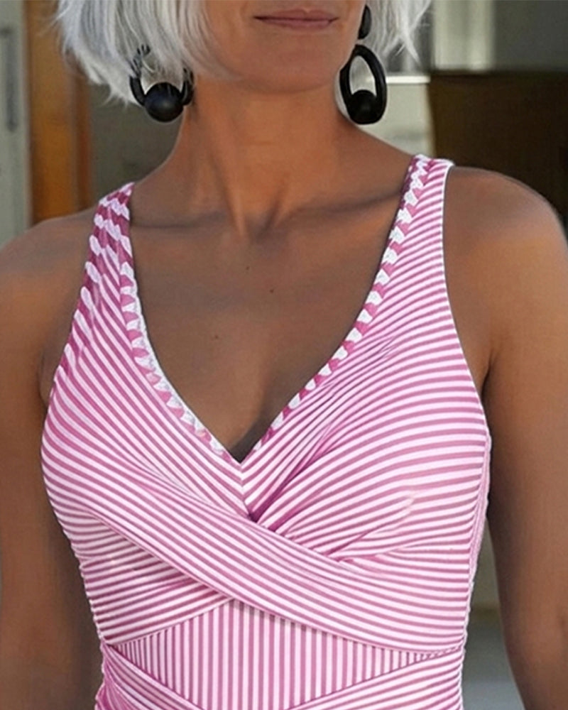 Traje de baño de una pieza a rayas con escote en V