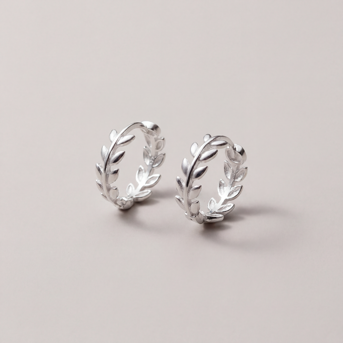 Aretes de aro con diminutas hojas de olivo