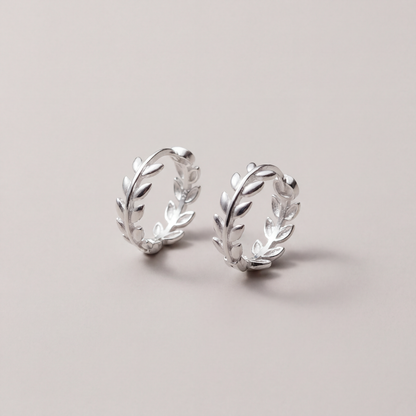 Aretes de aro con diminutas hojas de olivo
