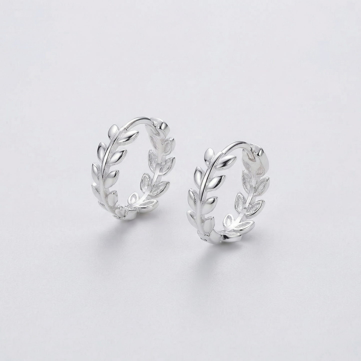 Aretes de aro con diminutas hojas de olivo