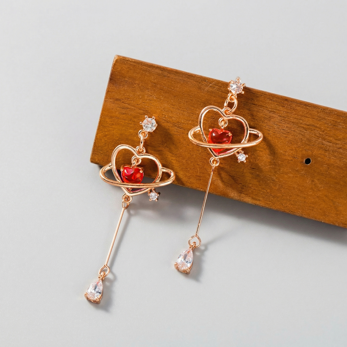 Aretes de hilo rojos en forma de corazón
