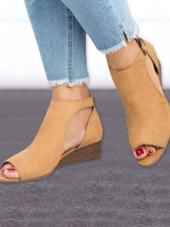 Sandalias de cuña con hebillas y tacón medio