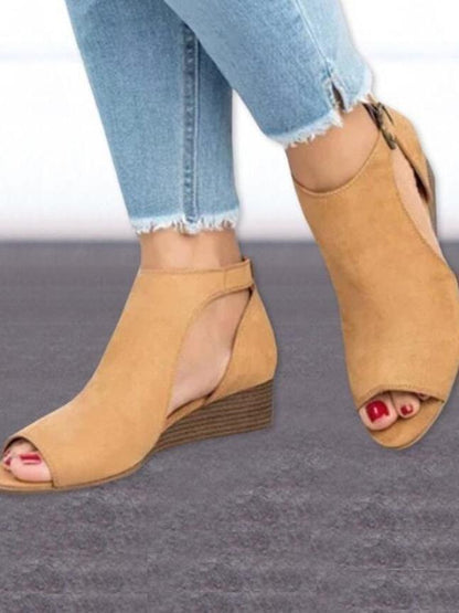 Sandalias de cuña con hebillas y tacón medio