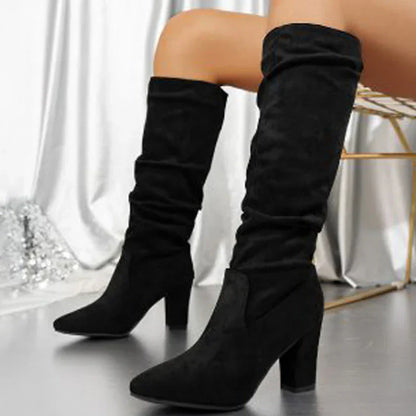 Botas altas de tacón ancho y diseño elegante